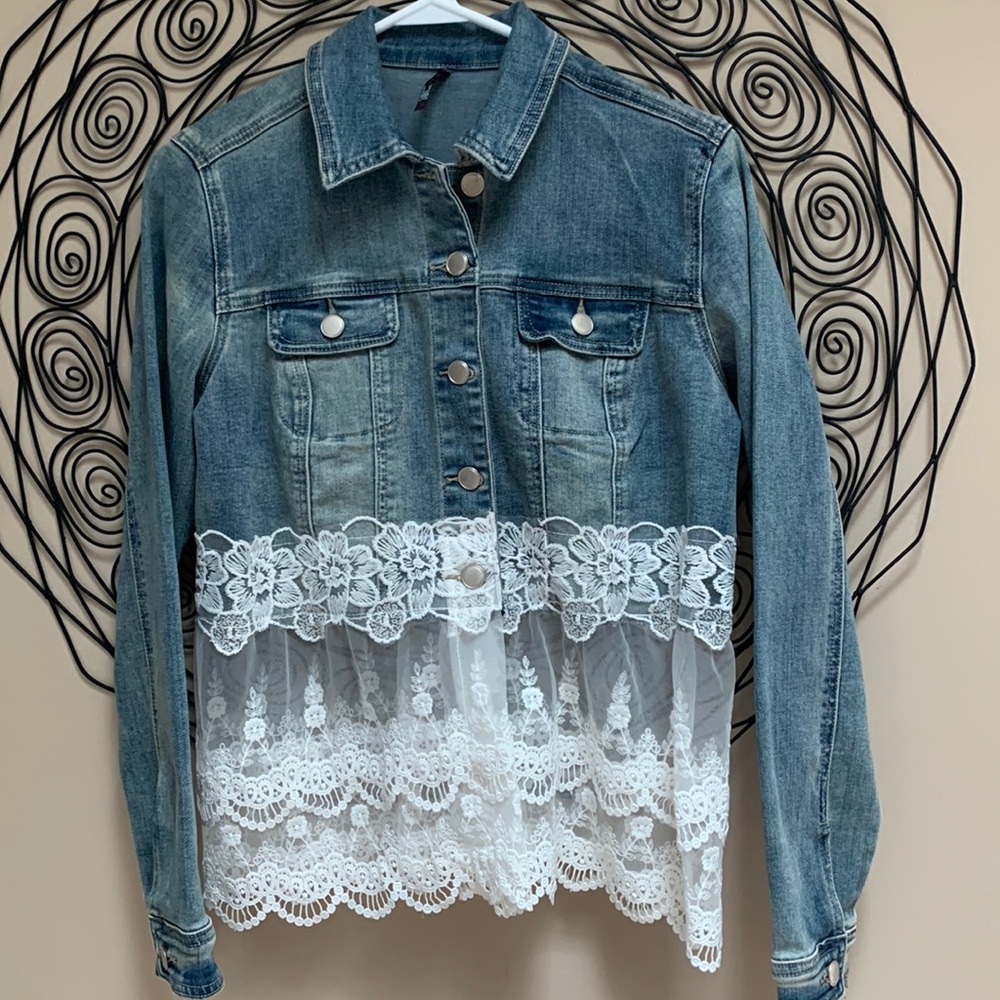 🌷Adorable NWOT JW Jean Jacket With Lace Bottom XS